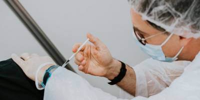 Вакцинация от коронавируса в Украине - один человек получил две дозы вакцины Ковишилд - ТЕЛЕГРАФ