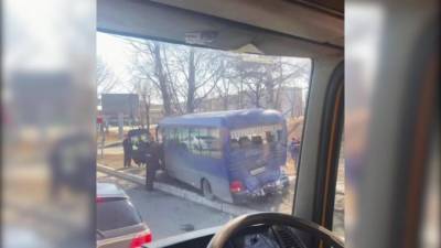 В Находке грузовик врезался в автобус, есть пострадавшие