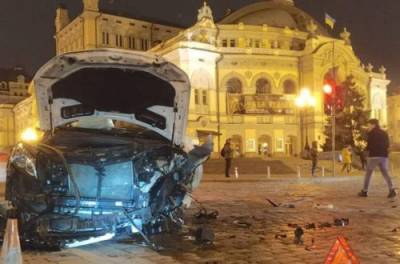 В центре Киева водитель одним движением руля отправил на свалку две иномарки
