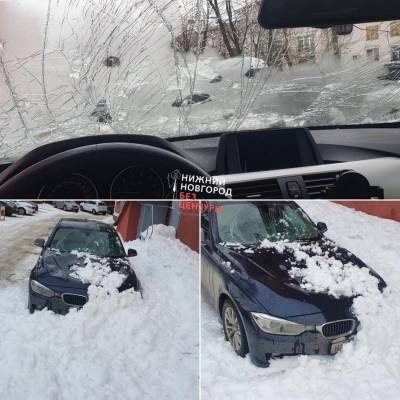 Иномарка пострадала из-за падения снега с крыши в центре Нижнего Новгорода