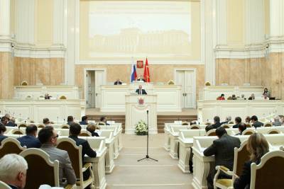 Законопроект о выплатах на детей 3-7 лет утвердили в ЗакСе Петербурга