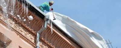 В Нижнем Новгороде рабочие упали с крыши пятиэтажки при уборке снега