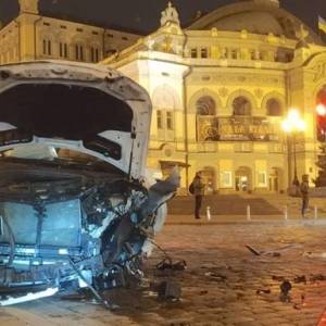 В Киеве лоб в лоб столкнулись два авто. Фото. Видео