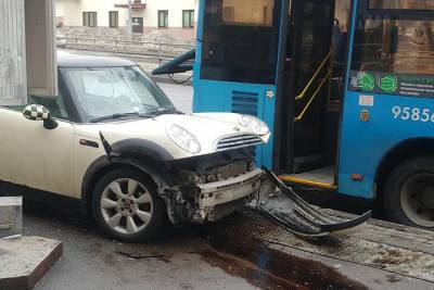 Стали известны подробности столкновения автомобиля с автобусом в Москве