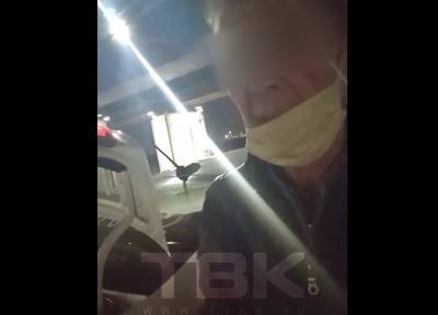 Таксист в Красноярске вымыл машину вещами пассажирки, которую укачало в поездке