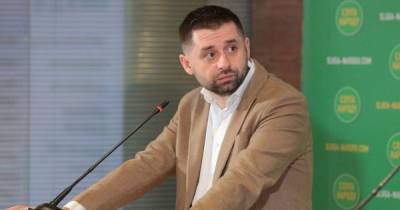 Арахамия назвал мат Арестовича в Facebook "сетевой этикой" и признался, что сам активно злоупотребляет нецензурной лексикой