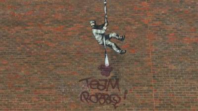 В Британии граффитчики из Team Robbo закрасили мурал Бэнкси