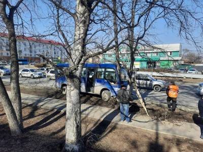 В Приморье при столкновении автобуса и грузовика пострадали шесть человек