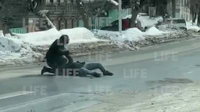 В центре Уфы мужчина зарезал адвоката и попытался покончить с собой — видео 18+