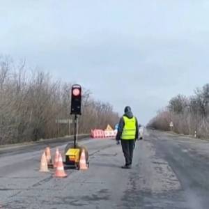 Под Мелитополем посреди дороги установили передвижной светофор. Видео