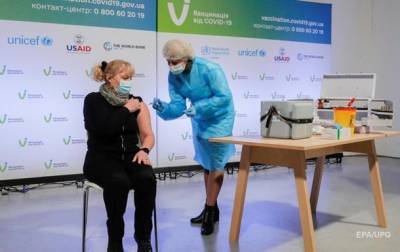 В Украине первый человек получил две дозы COVID-вакцины