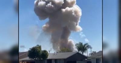 Нелегально хранили фейерверки: мощный взрыв жилого дома в Калифорнии попал на видео