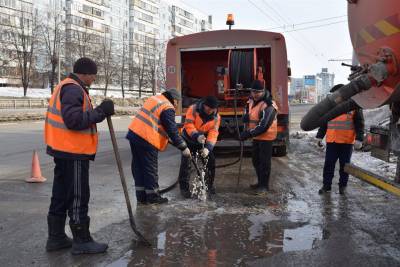 В Ульяновске дорожники очищают ливнёвки
