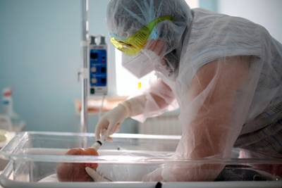 Российский вирусолог назвал сроки сохранения антител к COVID-19 у новорожденных