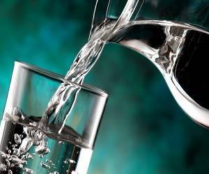 Стакан воды натощак может ослабить симптомы двух десятков заболеваний