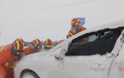 В Китае десятки авто попали в снеговую ловушку