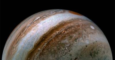 Световое шоу. Космический зонд показал поразительное полярное сияние на Юпитере (видео)