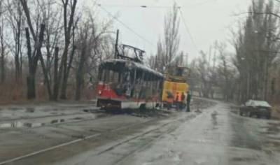 Показаны фото сгоревшего утром в Донецке трамвая