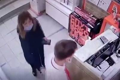 Женщина ради телефона напала с электрошокером на продавца в Волгограде