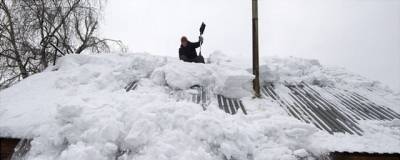 В Кирове снег с крыши завалил женщину