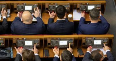 В Верховной Раде загорелся пульт для голосования нардепки от "Голоса": заседание прервали