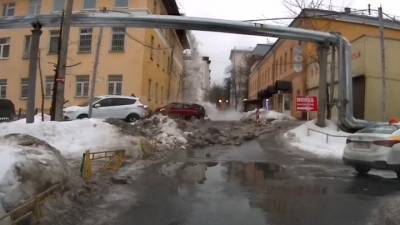 На востоке Москвы упавший с крыши снег повредил автомобили. Видео