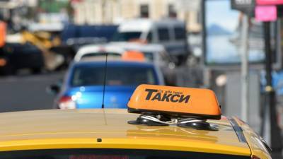 Таксист в Красноярске вытер рвоту в салоне одеждой пассажирки на 16 тыс. рублей
