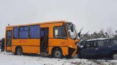 Под Осиповичами столкнулись школьный автобус и "Нива" - погиб пассажир