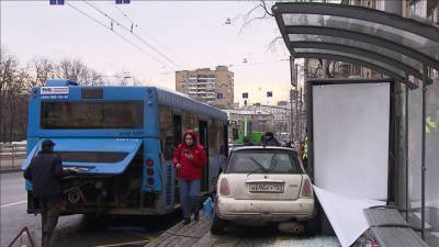 Вести-Москва. Легковушка влетела в автобус на остановке: что рассказали очевидцы
