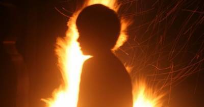 Россиянка облила бензином и подожгла 8-летнего сына, якобы испортившего мебель