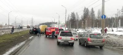 Автомобиль перевернулся на крышу после столкновения в Петрозаводске (ФОТО и ВИДЕО)