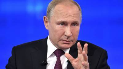 Президент РФ поручил активнее бороться с коррупцией среди чиновников