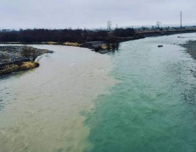 Прикарпатец обнародовал фото: две реки на Франковщине встретились, а вода не смешалась