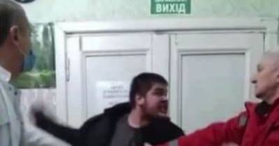Ворвался в отделение и устроил дебош: в больнице под Днепром мужчина напал на медиков (видео)