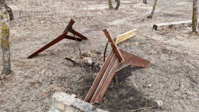 Вандалы сломали пляжные «грибки» ради шашлыков в парке «Дельфин» в Воронеже (ФОТО)
