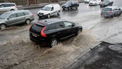 Дорожные службы Петербурга перешли на усиленный режим работы из-за оттепели