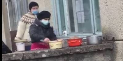 В больнице города Стебник коронавирусных больных кормят с улицы – видео - ТЕЛЕГРАФ