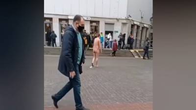 "Что происходит?": голый петербуржец устроил представление у входа в метро