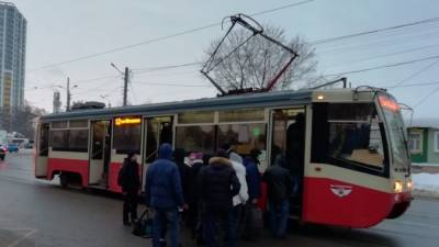 Пьяные жители Екатеринбурга проломили голову водителю трамвая