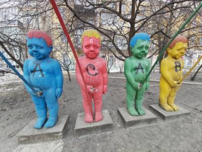 В Киеве испортили скульптуры писающих мальчиков: сломали струю и написали ACAB