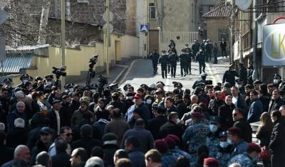 В Ереване протестующие забаррикадировали улицу c особняком Никола Пашиняна