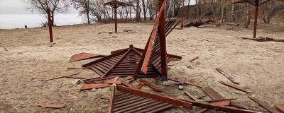 Воронежские вандалы ради шашлыка сломали пляжные «грибки» в парке «Дельфин»