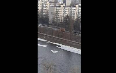 В Киеве пара каталась на откловшейся льдине
