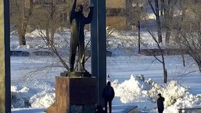 Подростки молотком разбили постамент памятника Юрию Гагарину в Оренбурге