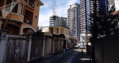 Огонь уничтожил закрытую квартиру: пожар в жилом доме в Батуми - видео