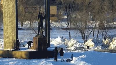 "Надругательство над историей": Подростки средь бела дня разгромили молотком памятник Гагарину в Оренбурге — видео