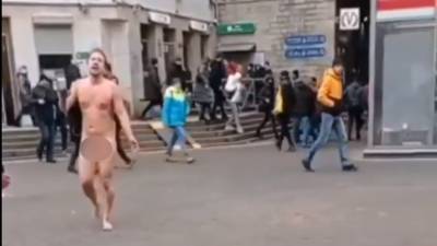 Голый мужчина в истерике просил помощи у прохожих возле станции метро в Петербурге