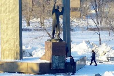 В Оренбурге дети молотком разбили памятник Гагарину