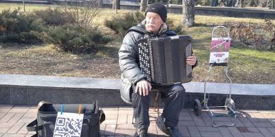 В Виннице уличный музыкант Александр Шамигов оформил QR-код – фото, видео - ТЕЛЕГРАФ