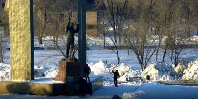 Оренбургские школьники разбили молотком гранитные плиты на памятнике Юрию Гагарину – Учительская газета